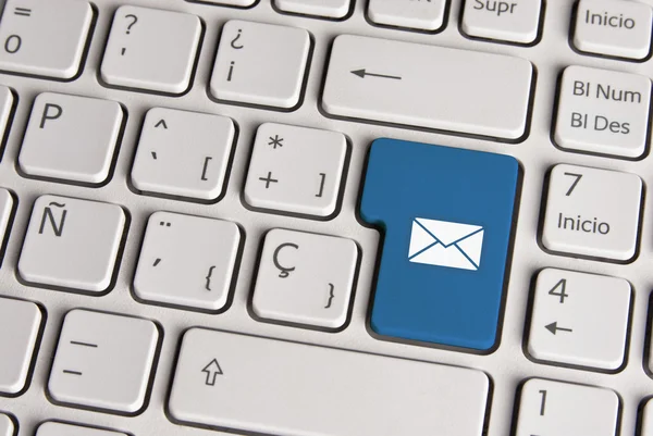 E-koncept, mail kuvertet klaviatur nyckel. — Stockfoto
