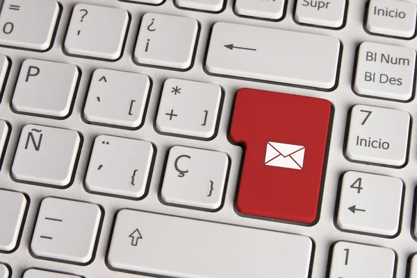 E-mail concept, mail envelop toets op het toetsenbord. — Stockfoto