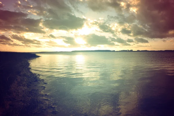 Paisaje del atardecer en la costa — Foto de Stock