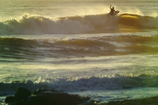 ビンテージ夏ショアブレイク波のサーフィン — ストック写真