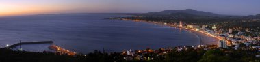 Yaz aylarında panorama sahil peyzaj görüntülemek