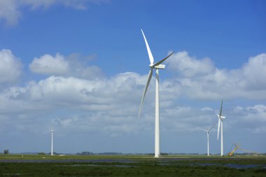 Yeşil enerji ekoloji yel değirmeni alan gökyüzü arka plan