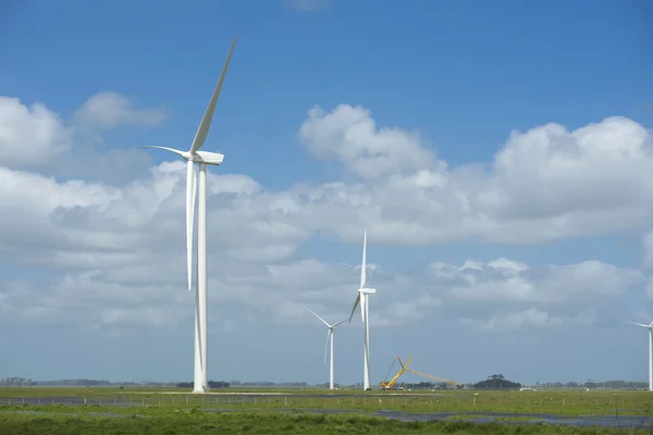 Zielona energia ekologia wiatrak pola na tle nieba — Zdjęcie stockowe