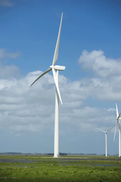 녹색 에너지 생태 풍차 필드 하늘 배경 — 스톡 사진