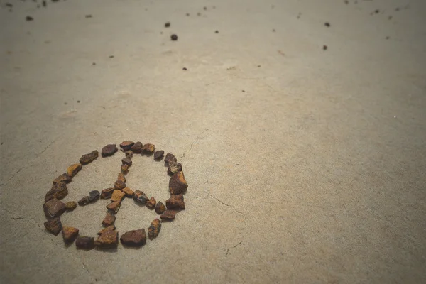 平和のシンボルの石ヒップスター夏ビーチ — ストック写真