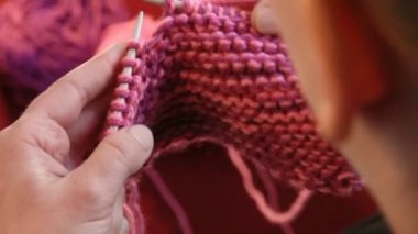 Kış zamanı. Kadın ile yün örgü.