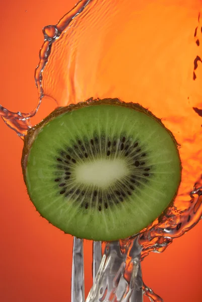 Kiwi Frucht Gabel Wasser Konzept Nahaufnahme Poster — Stockfoto