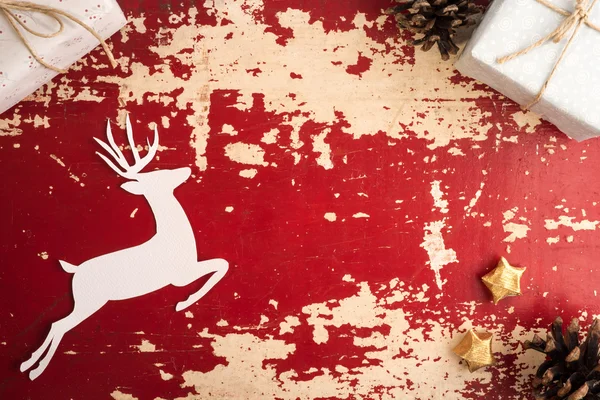 クリスマスを紙で切った鹿ヴィンテージの木製の背景 — ストック写真