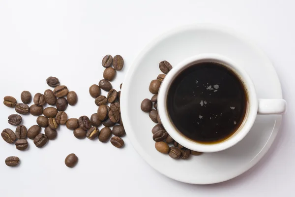 Bovenaanzicht van coffe cup met bonen over Wit — Stockfoto