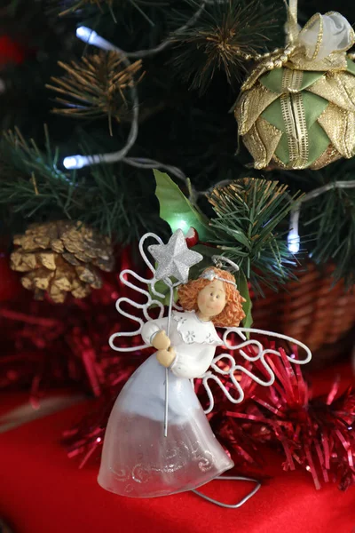 Kaunis Enkeli Joulukuusi Koristelu Joulukuusi Oksat Taustalla — kuvapankkivalokuva