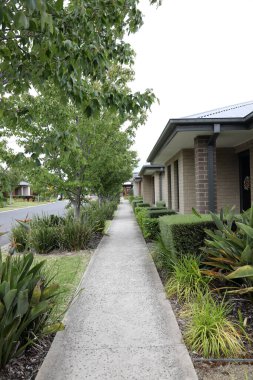 Melbourne, Victoria Avustralya 'da bir yerleşim yeri Ağaçları, patikaları ve evleri gösteriyor