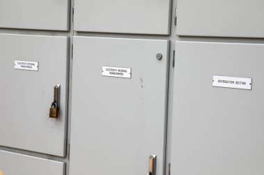 Ayrı paneller ve kutularla endüstriyel elektrik kutusu.