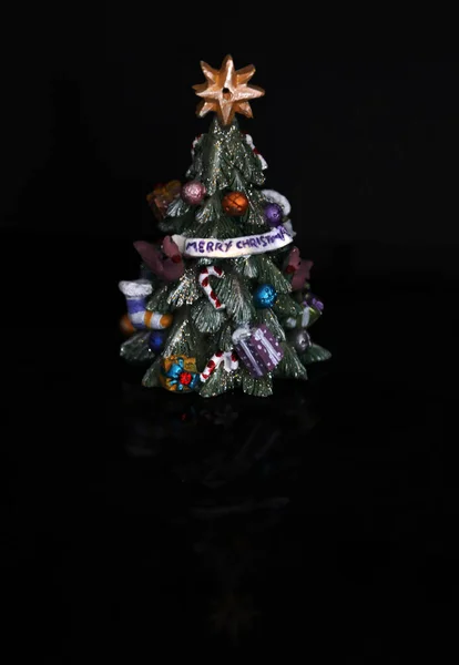 Exhibición Colorida Adornos Navidad Con Fondo Negro —  Fotos de Stock