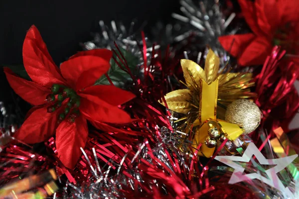 Πολύχρωμη Απεικόνιση Των Λουλουδιών Και Στολίδια Χριστουγέννων Μαύρο Φόντο — Φωτογραφία Αρχείου