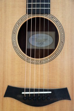 Aşınma ve kullanım belirtileriyle güzel gitarın yakın çekimi