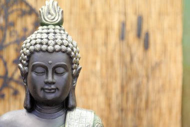 Buda heykelinin bambu arkaplanlı yakın çekimi