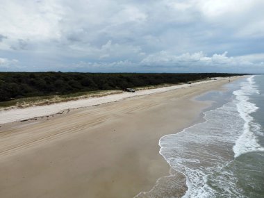Güzel Bribie Adası, Queensland, Avustralya plaj, su, fauna, araçlar ve parlak yaz güneşiyle
