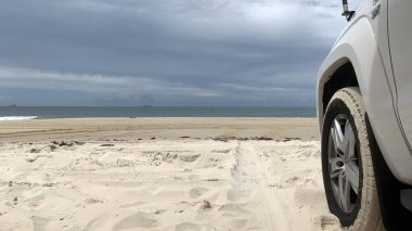 Güzel Bribie Adası, Queensland, Avustralya plaj, su, fauna, araçlar ve parlak yaz güneşiyle