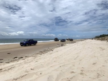 Güzel Bribie Adası, Queensland, Avustralya plaj, su, fauna, araçlar ve parlak yaz güneşiyle
