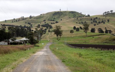 Queensland Avustralya 'nın Killarney kasabasının manzarası. Yuvarlanan tepeler ve yeşil çayırlarla