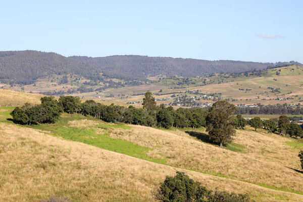 Вид на загородный город Килларни в Квинсленде Австралия. С катящимися холмами и зелеными загонами