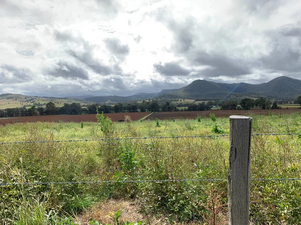 Widok Wieś Południowym Regionie Queensland Australia Pagórkami Zielonymi Łąkami Płotami — Zdjęcie stockowe