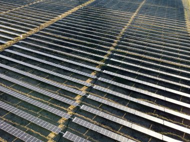 Avustralya 'nın Queensland kırsalında büyük bir güneş paneli çiftliği barındıran yenilenebilir enerji