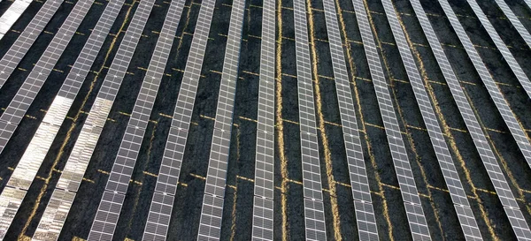オーストラリアのクイーンズランド州の農村部に位置する大規模な太陽光発電パネルファームを搭載した再生可能エネルギー — ストック写真