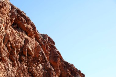 Alice Springs, Kuzey Bölgesi yakınlarındaki MacDonnell Sıradağları 'ndaki Simpsonlar Boşluğu' nun detaylı görüntülerinde turuncu kaya yüzleri ve güzel hayalet sakız ağaçları yer alıyor.