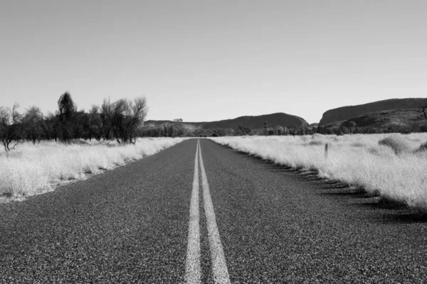 令人惊叹的麦克唐纳山脉 在澳大利亚北部地区的爱丽丝泉外面 路途漫漫 平原漫漫 高山漫漫 — 图库照片