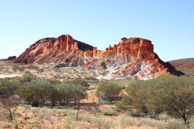 Kuzey Bölgesi, Avustralya 'daki İnanılmaz Gökkuşağı Vadisi, Alice Springs' in hemen dışında. Mavi gökyüzü ve turuncu kumlarla güzel kırmızı ve turuncu kaya oluşumu