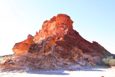 Kuzey Bölgesi, Avustralya 'daki İnanılmaz Gökkuşağı Vadisi, Alice Springs' in hemen dışında. Mavi gökyüzü ve turuncu kumlarla güzel kırmızı ve turuncu kaya oluşumu