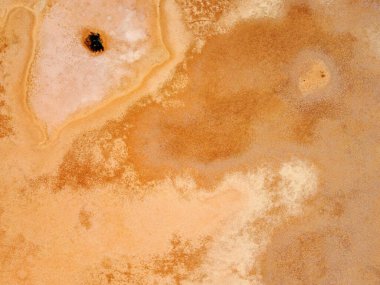 Kuzey Bölgesi, Avustralya 'daki İnanılmaz Gökkuşağı Vadisi, Alice Springs' in hemen dışında. Mavi gökyüzü ve turuncu kumlarla güzel kırmızı ve turuncu kaya oluşumu