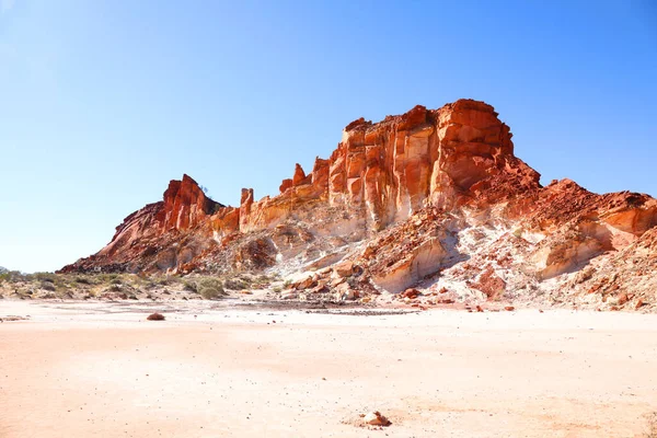 Kuzey Bölgesi, Avustralya 'daki İnanılmaz Gökkuşağı Vadisi, Alice Springs' in hemen dışında. Mavi gökyüzü ve turuncu kumlarla güzel kırmızı ve turuncu kaya oluşumu