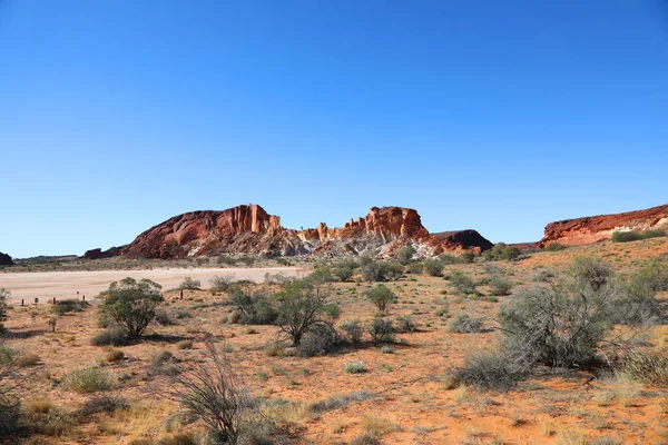 บเขาสายร นตาต นใจในด นแดนทางตอนเหน อของออสเตรเล ยเพ Outisde Alice Springs ปแบบห — ภาพถ่ายสต็อก