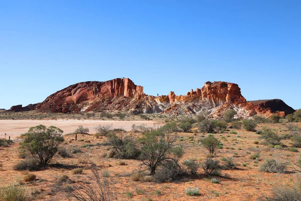 호주의 준주에 놀라운 레인보우 계곡입니다 앨리스 스프링스를 능가하고 오렌지 모래로 — 스톡 사진