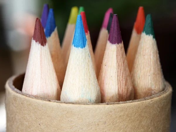 Birden çok renkli kalemler — Stok fotoğraf