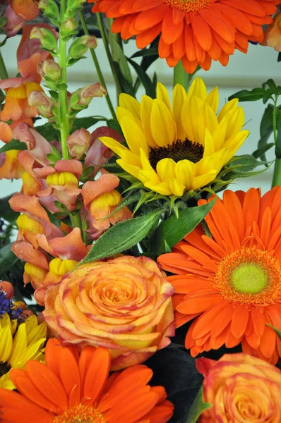 Schöner Orange Und Gelb Blumiger Herbststrauß — Stockfoto