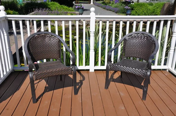 Twee Rieten Stoelen Zomerterras — Stockfoto