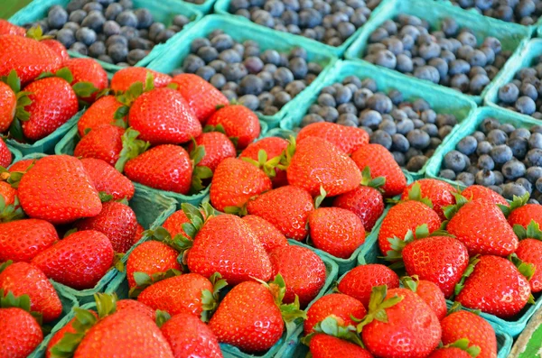 Świeże czerwone truskawki i jagody — Zdjęcie stockowe
