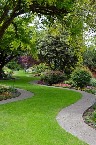 Jardim de verão colorido exuberante — Fotografia de Stock