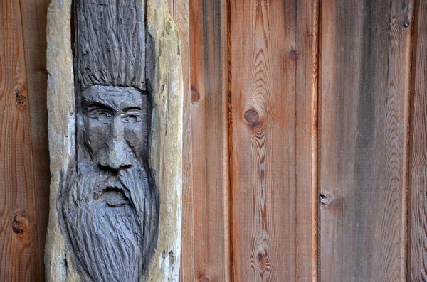 Vittrade trä ansikte carving — Stockfoto