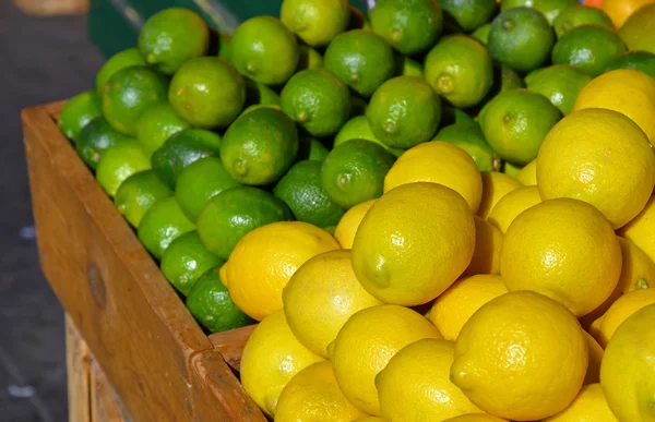 Citrons et citrons verts au marché — Photo