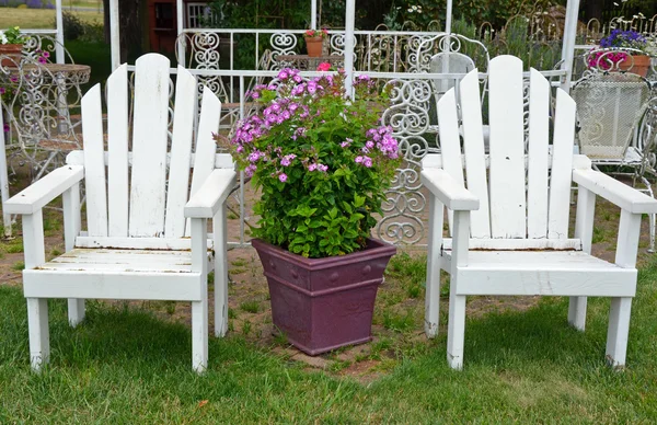 Twee oude witte tuin stoelen — Stockfoto