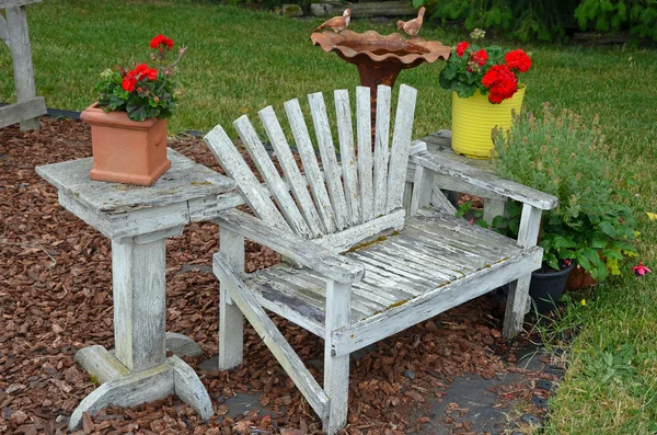 Old wooden garden bench — Stock Photo, Image