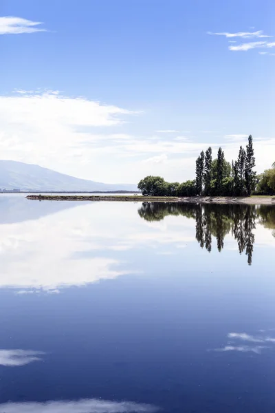 Día soleado a orillas del lago — Foto de Stock