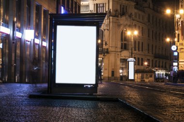 otobüs durağında geceleri billboard