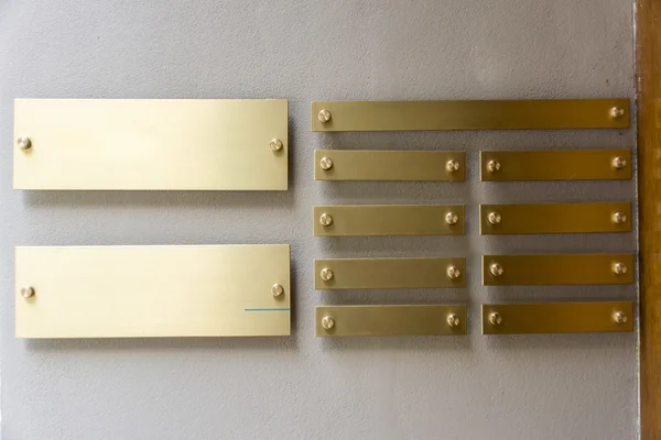 binanın içinde şirketler için boş metal işareti