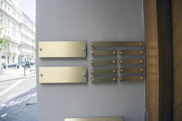 Segno di metallo vuoto per comapnies nell'edificio — Foto Stock