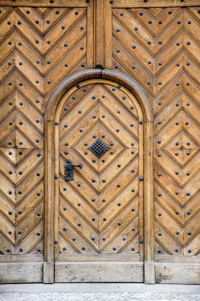 ヨーロッパの古い木製のドア — ストック写真